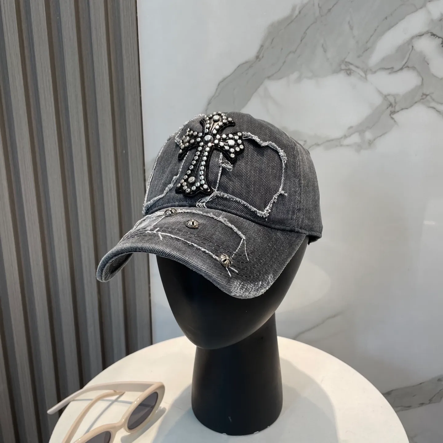 P86 Crow Heart 🆕🆕25 new baseball cap, personalized fashion classic cross logo, casual with a cool feeling, unisex style, same style for men and women! Very easy to match! Head circumference: 56-58cm is available